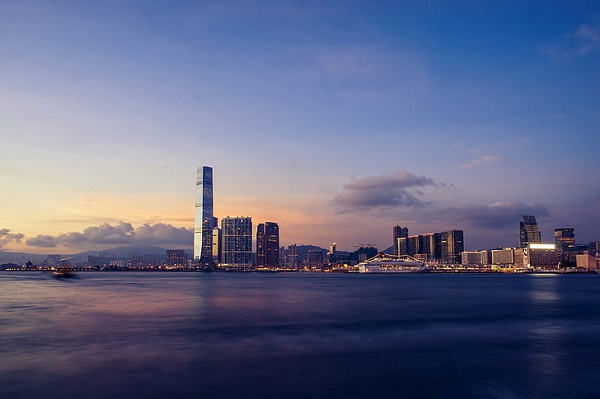 年轻人适合去香港移居发展吗