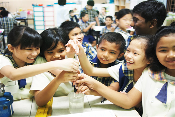 想让孩子去新加坡上学需要移民新加坡吗？