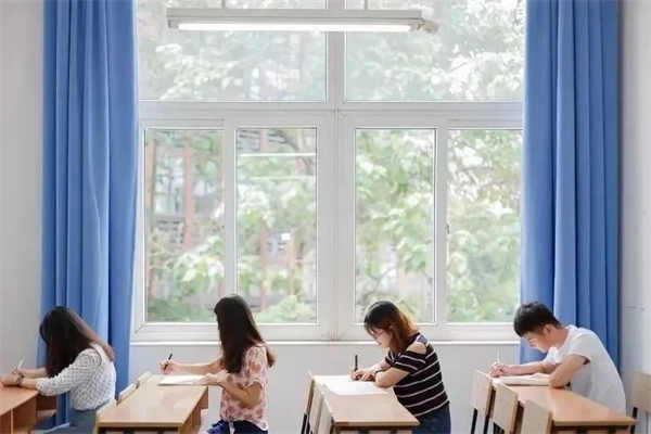加拿大移民：越来越多家庭规划华侨生身份